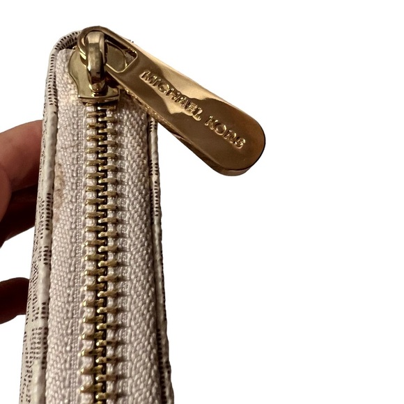 Michael Kors Jet Set Vanilla Three quarter Zippered Wallet NWT - Picture 4 of 7